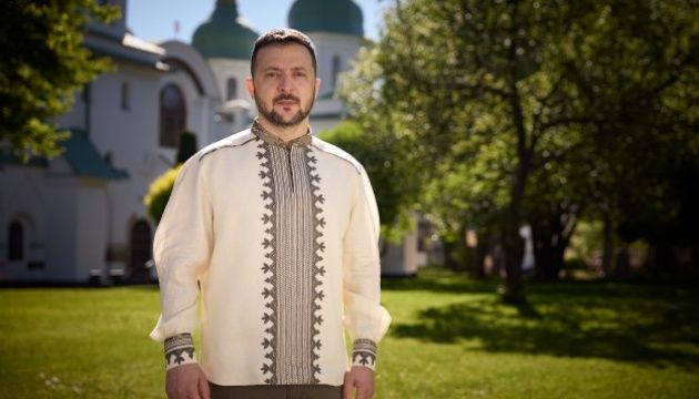У Господа на плечі шеврон з українським прапором - Зеленський на Великдень