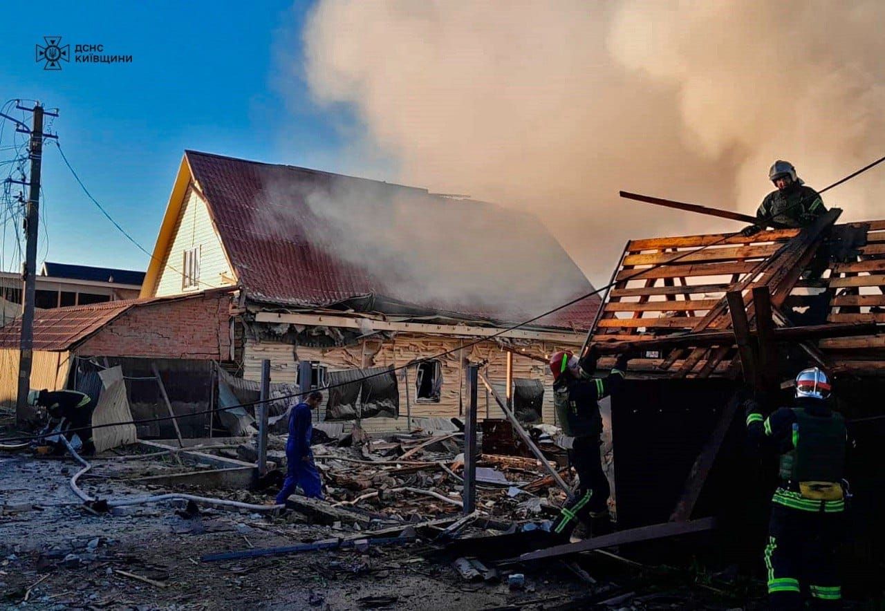 Нічна атака рашистів спричинила значні руйнування на Київщині – ДСНС, фото