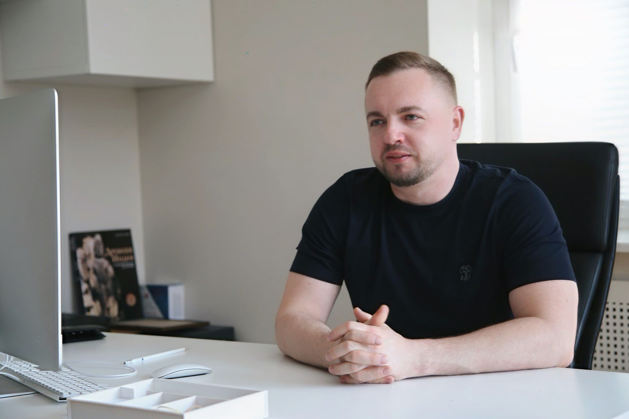 Меценат Олег Крот передав на фронт позашляховик та обладнання для потреб військових