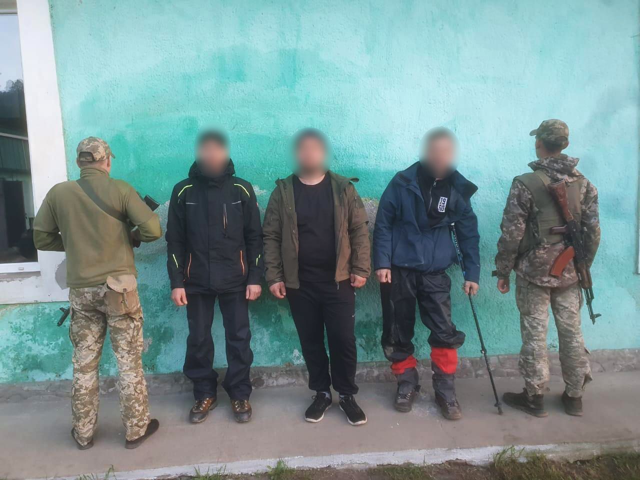 Ноу-хау від ухилянтів: на Закарпатті затримано «верхолазів»-втікачв до Румунії, фото