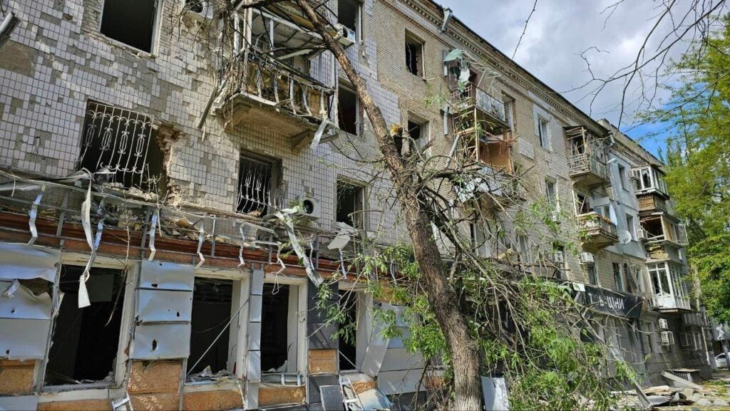Рашисти вгатили авіабомбами по центру Херсона та Степногірська, фото