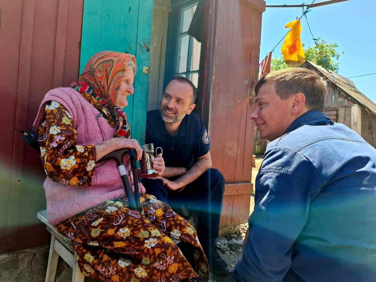 Самотужки вийшла з окупації: почесною начальницею поїзда стала 98-річна жінка, фото