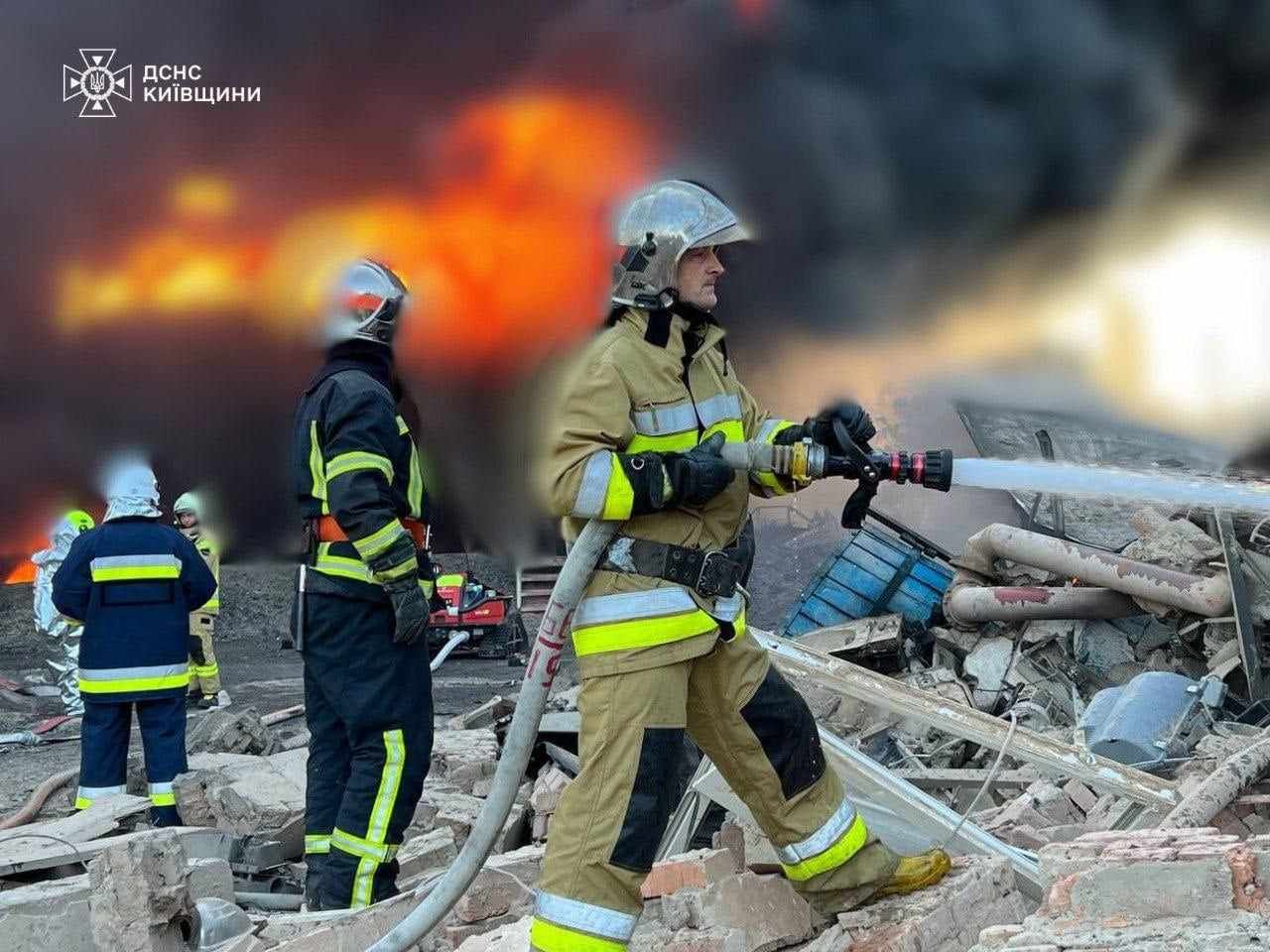 На Київщині горить промисловий об’єкт після нічної атаки рашистів, фото