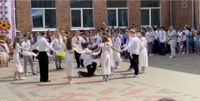 Останній дзвінок з освідченням: випускник публічно зробив пропозицію дівчині