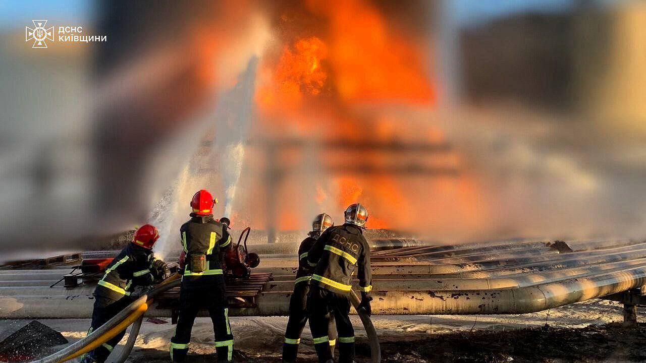 На Київщині другу добу гасять пожежу після ворожої атаки – ДСНС, фото