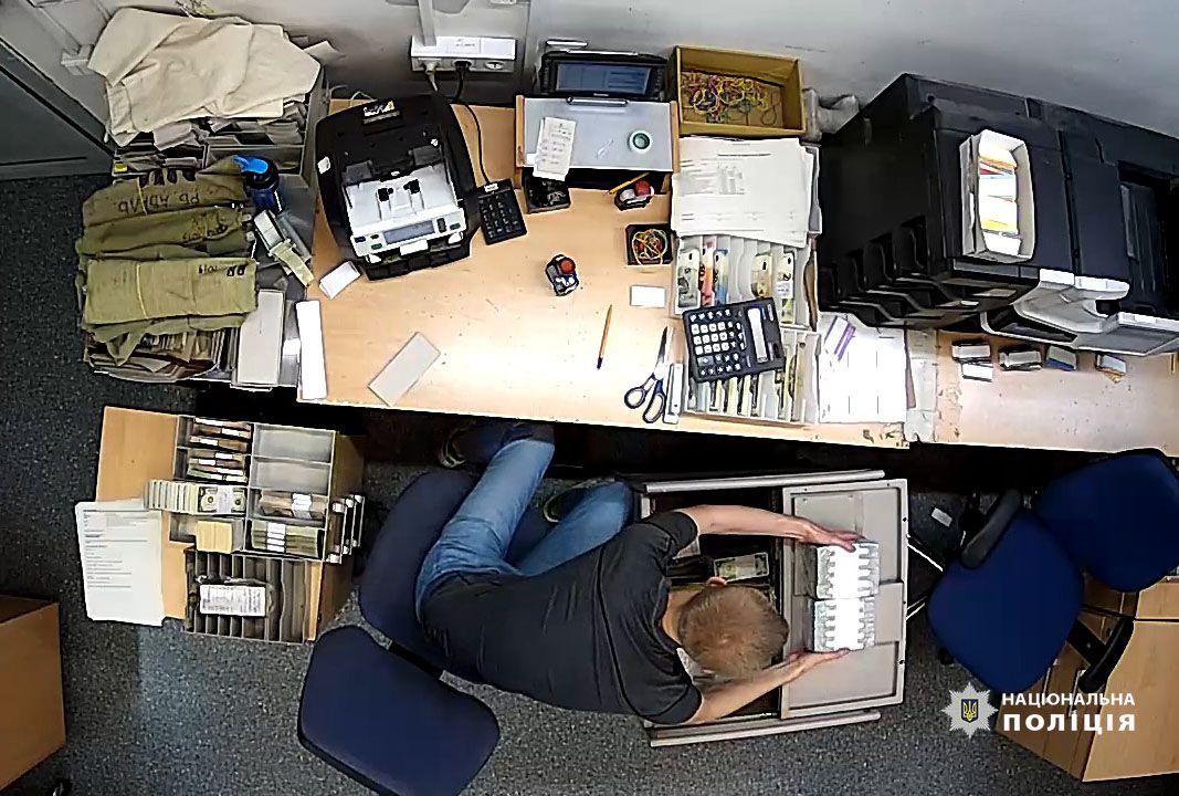 «Бакси» з банку: у Києві 22-річний працівник виніс 400 тисяч доларів, фото