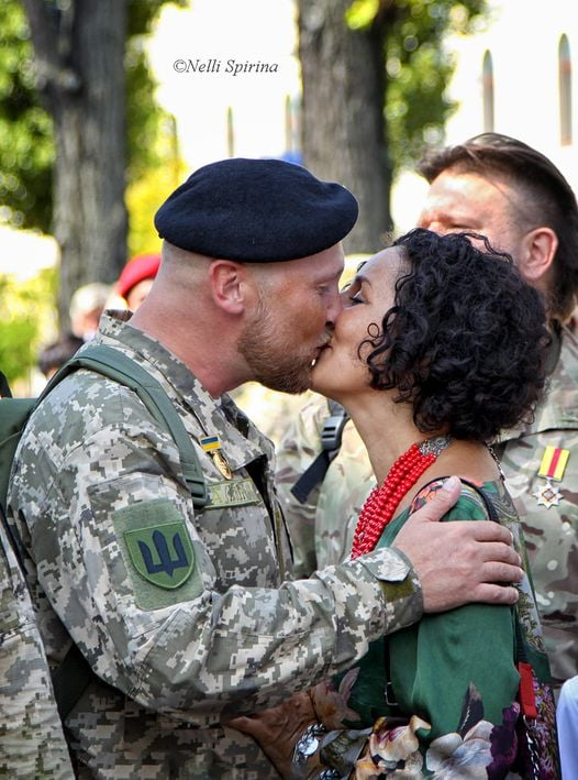 Життя не закінчується, коли він пішов на війну. Як залишатися опорою свого особистого захисника України