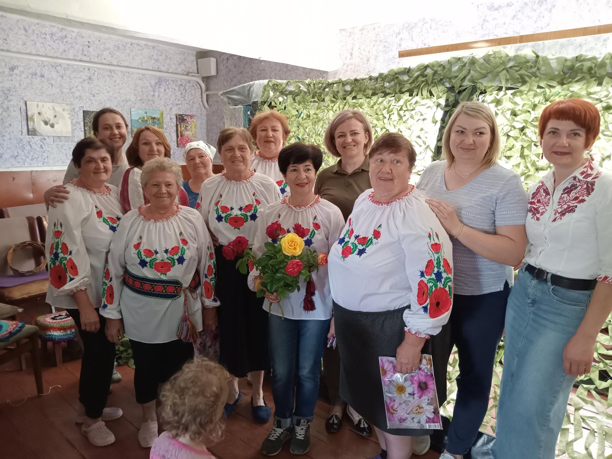 Замаскуєм в Україні танки і ракети: як поважні співачки зі «Свашок» долучилися до плетіння сіток для ЗСУ