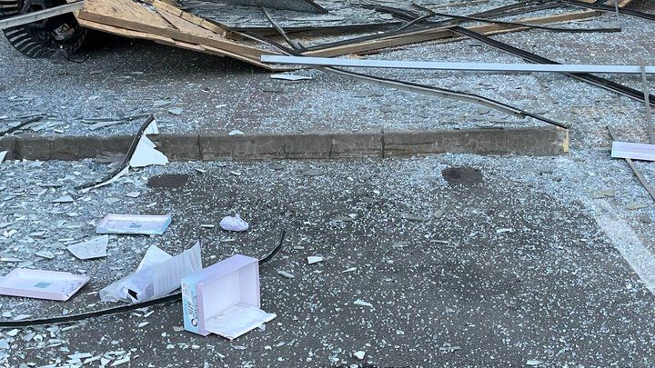 У Дніпрі ворожим ударом пошкоджено корпус лікарні та торговельний центр