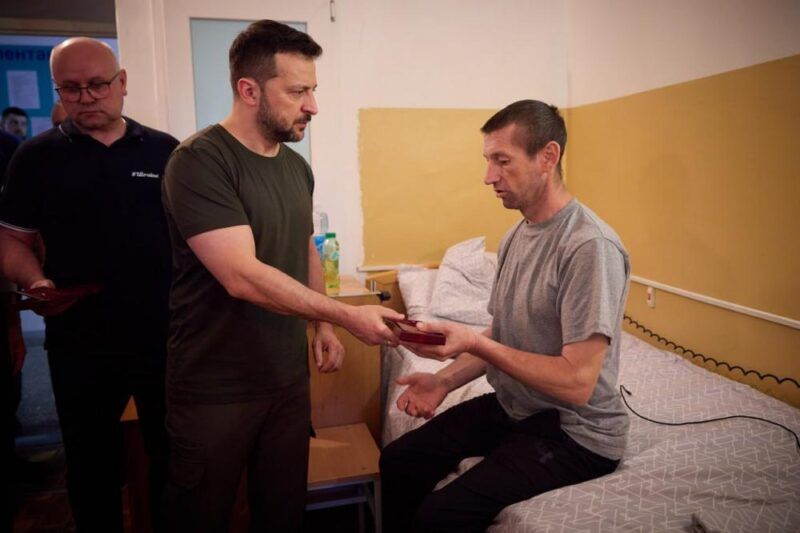 В Одесі Зеленський відвідав і нагородив поранених бійців ЗСУ, фото