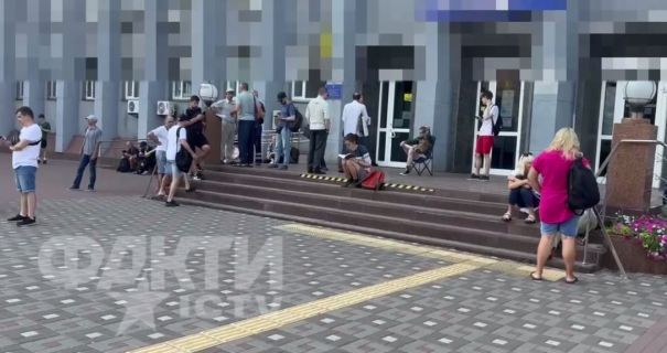Час спливає: військовозобов'язані «штурмують» ЦНАПи