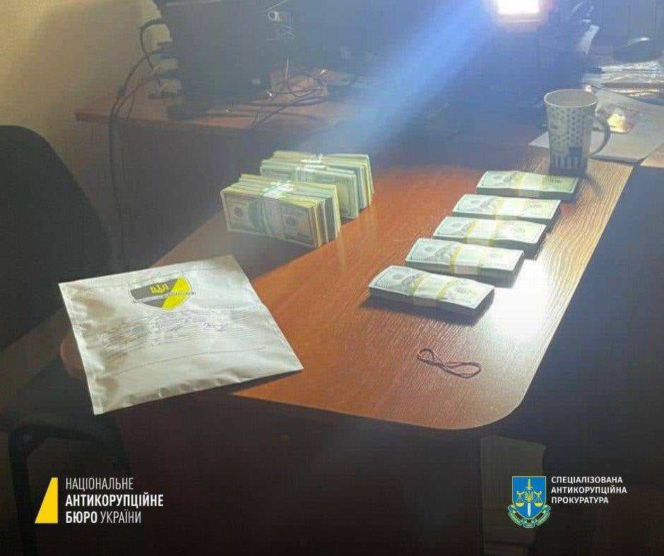 Викрили  на «гарячому»: два прокурори отримали хабар у 170 тисяч доларів