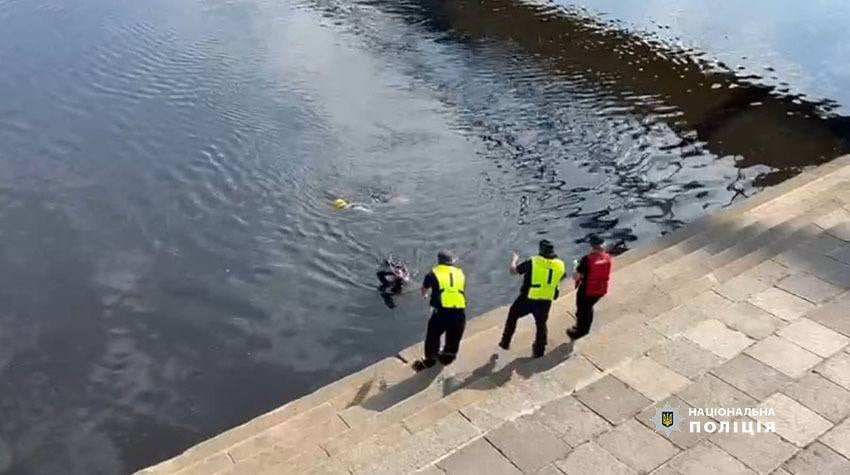 Знайдено тіло хлопця, який впав у Дніпро через обрив тролея, фото