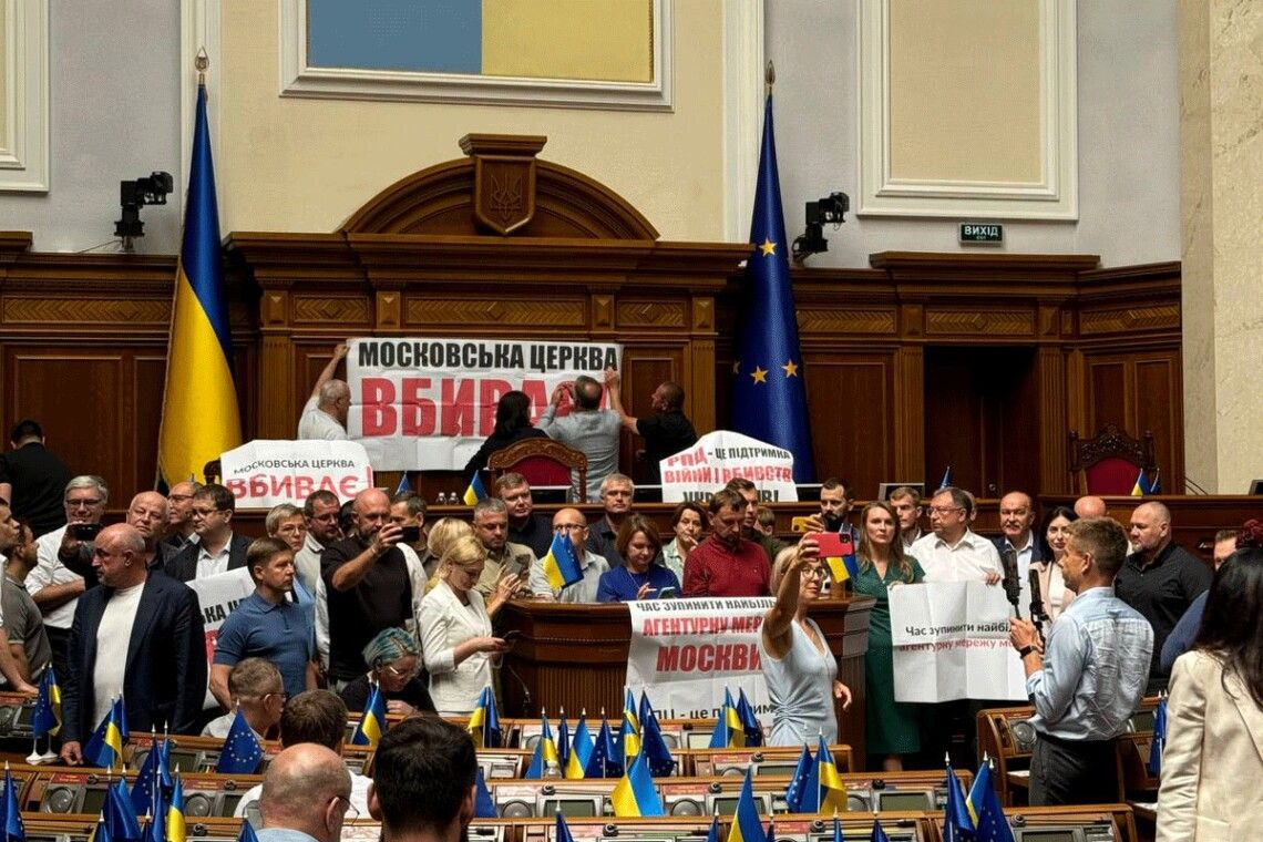 Нардепи заблокували трибуну: вимагають розглянути законопроект про заборону УПЦ МП