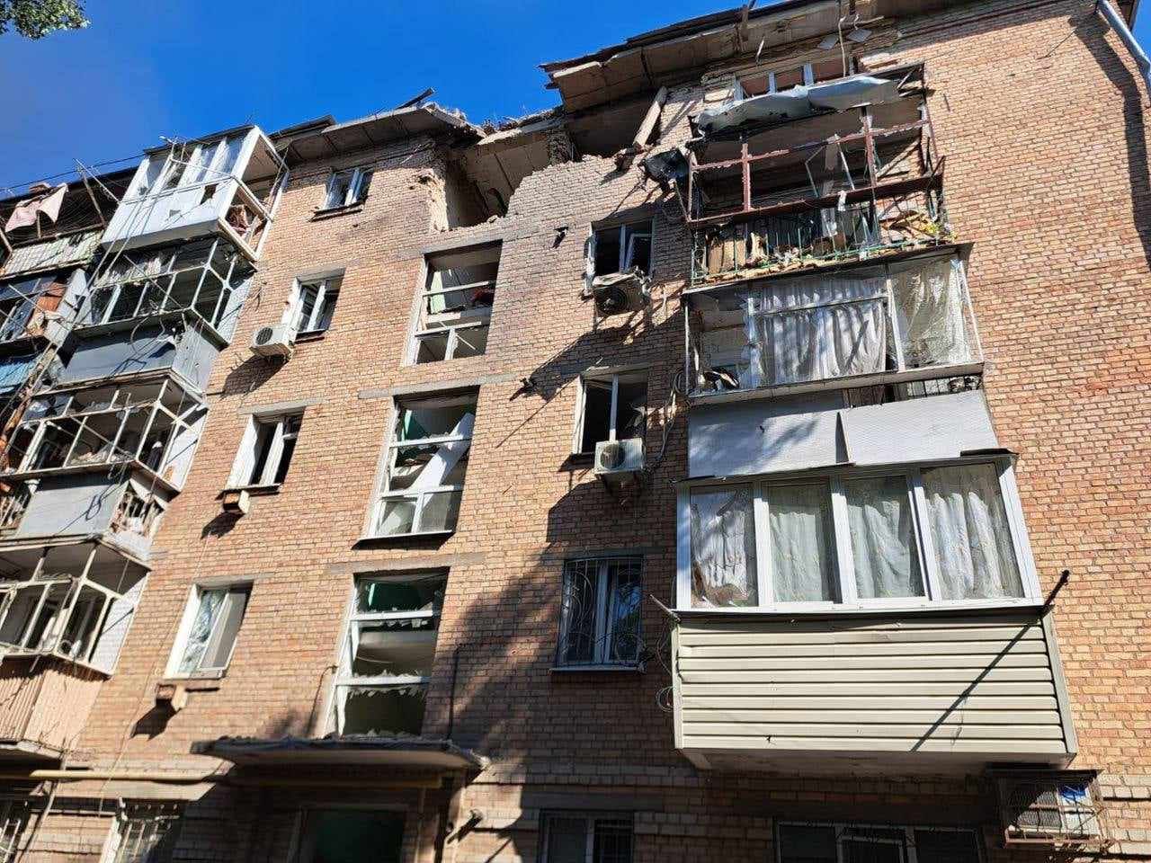 Рашисти вгатили по багатоповерхівкам у Нікополі: є поранені та руйнування, фото