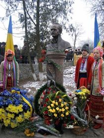 І стоїть Чорновіл біля хати...