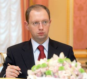 Арсеній Яценюк: Голосувати повинні депутати, а не їхні картки