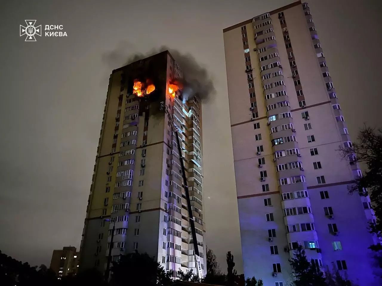 У Києві спалахнула пожежа в багатоповерхівці через атаку БпЛА: люди не виходять на зв'язок