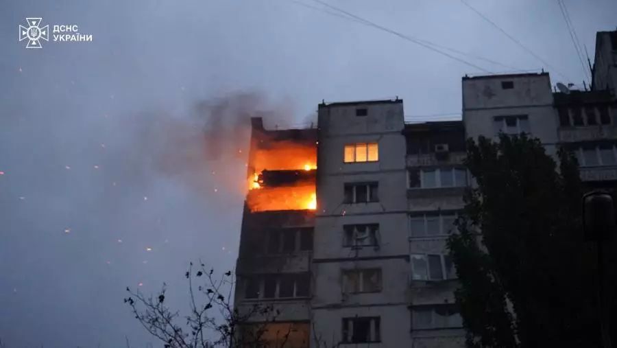 «Шахеди» тероризували Київ кілька годин поспіль: є постраждалі, руйнування та пожежі, фото