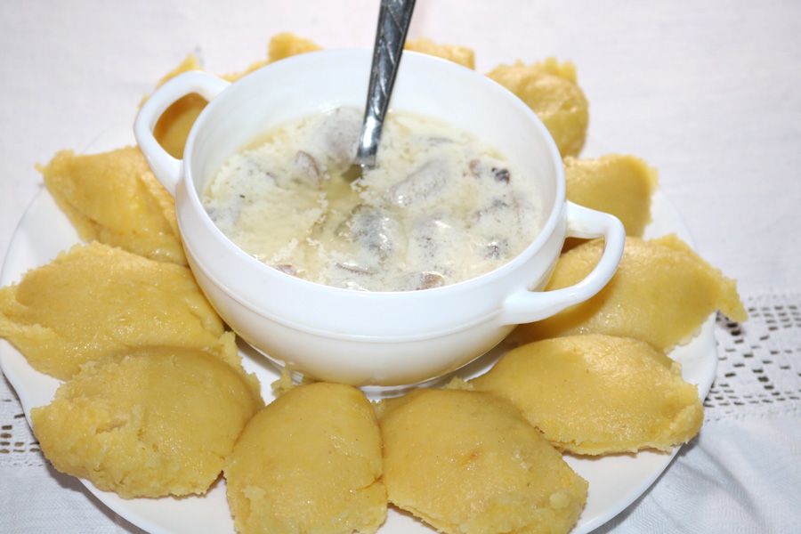 Ріплянку, сформовану кульками, подають із мачанкою.