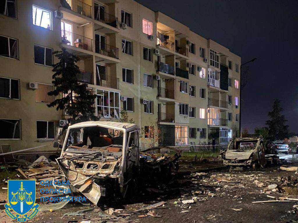 Одесу тероризували «Шахеди»: пошкоджені будівлі, палали авто, фото