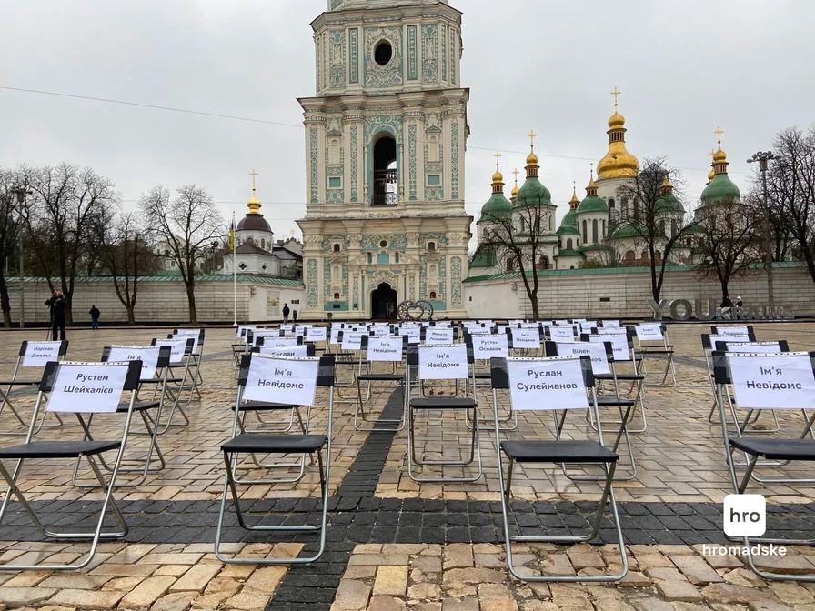 «Порожні стільці»: у Києві провели акцію на згадку про ув’язнених, полонених і зниклих безвісти журналістів та митців
