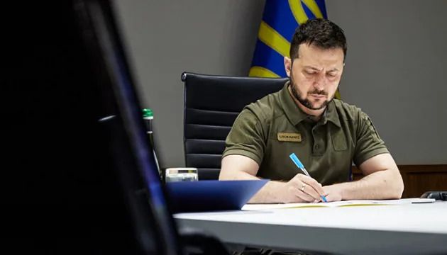 Президент позбавив держнагород 34 одіозних зрадників