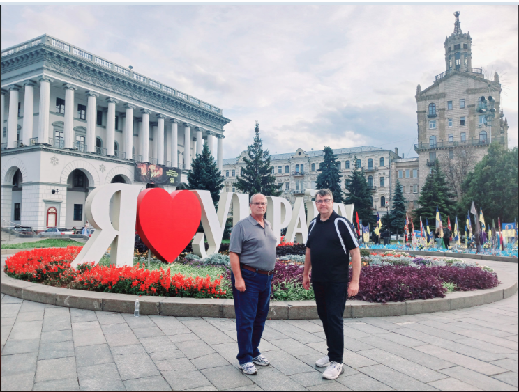 У гаражі й на кухні: як канадські українці складають вдома дрони