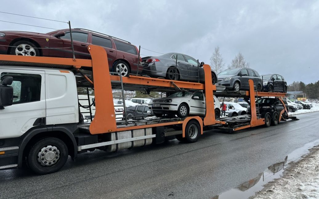 Конфіскували у пʼяних водіїв: Латвія передала Україні сотні машин