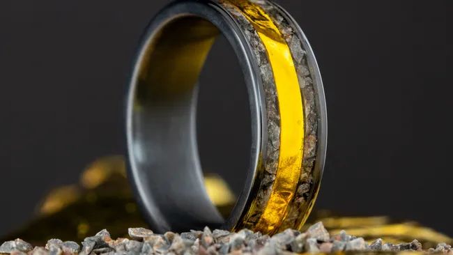 «Космічна» каблучка: ювеліри поєднали у виробі місячний метеорит та «Аполлон-11»
