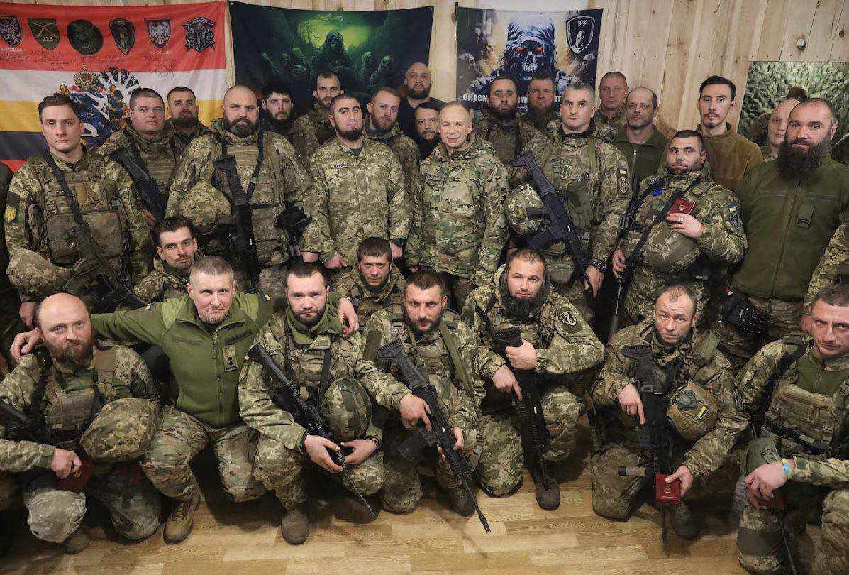 Сирський під час роботи на Курському напрямку нагородив бійців, фото