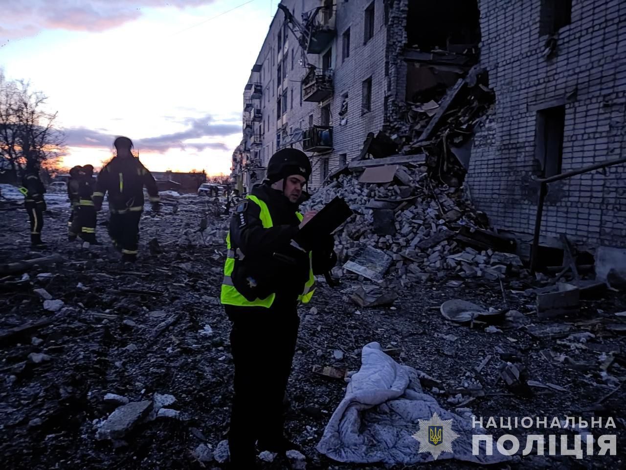 На Сумщині рашисти КАБами вгатили по багатоповерхівці, серед постраждалих діти, фото