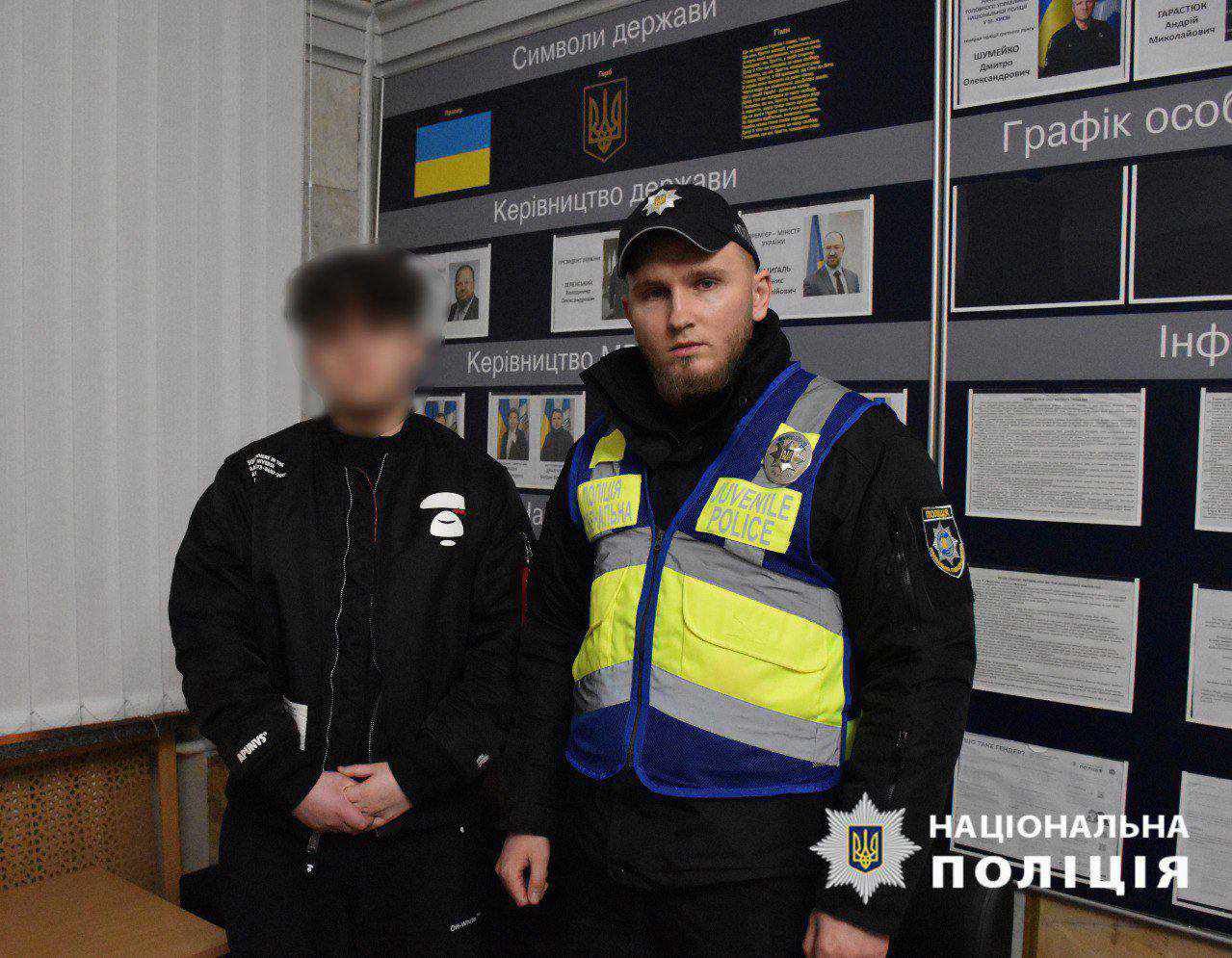 Перекривали рух у центрі Києва й слухали роспопсу: в зухвалих молодиків знайшли зброю