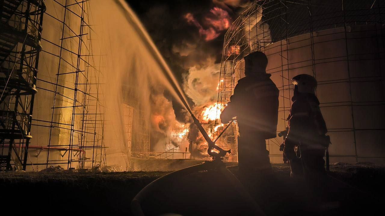Десятки машин і 2 пожежні потяги гасять полум’я на нафтобазі під Воронежем