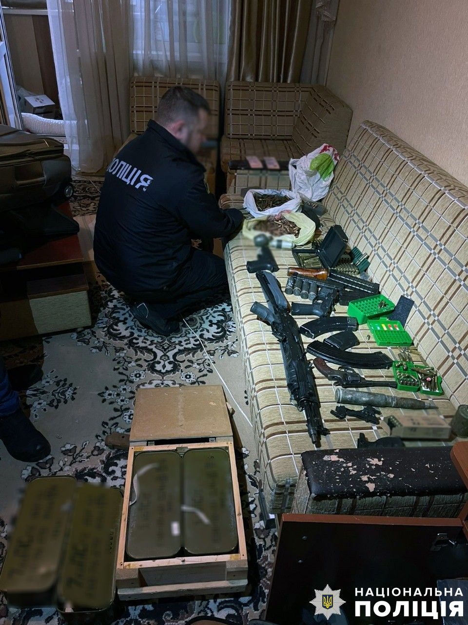 Гранати, зброя, набої, вибухівка: поліцейські Херсонщини провели масові обшуки, фото