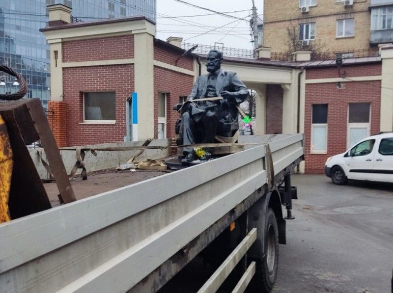 В Києві демонтували пам'ятник Івану Павлову