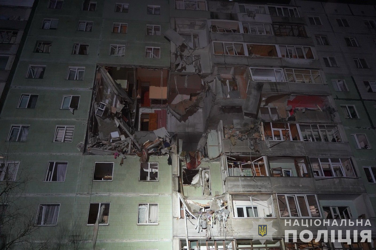 У Сумах «Шахеди» вгатили  по  багатоповерхівці, на Дніпропетровщині по ліцею: є загиблі та руйнування