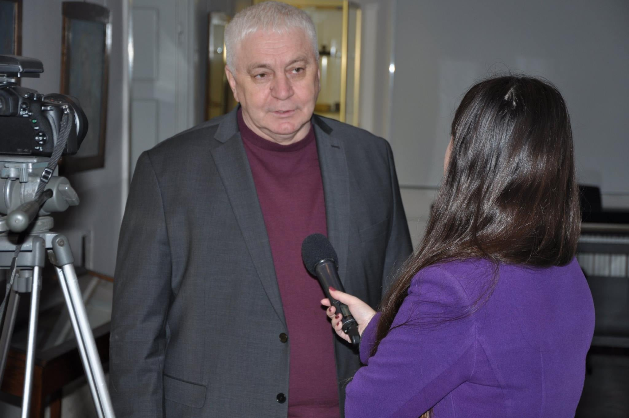 «Вірші, ставайте довкола стіною». Чому книга поезій Богдана Томенчука «Вишийте, мамо, бронежилет» вартує Шевченківської премії