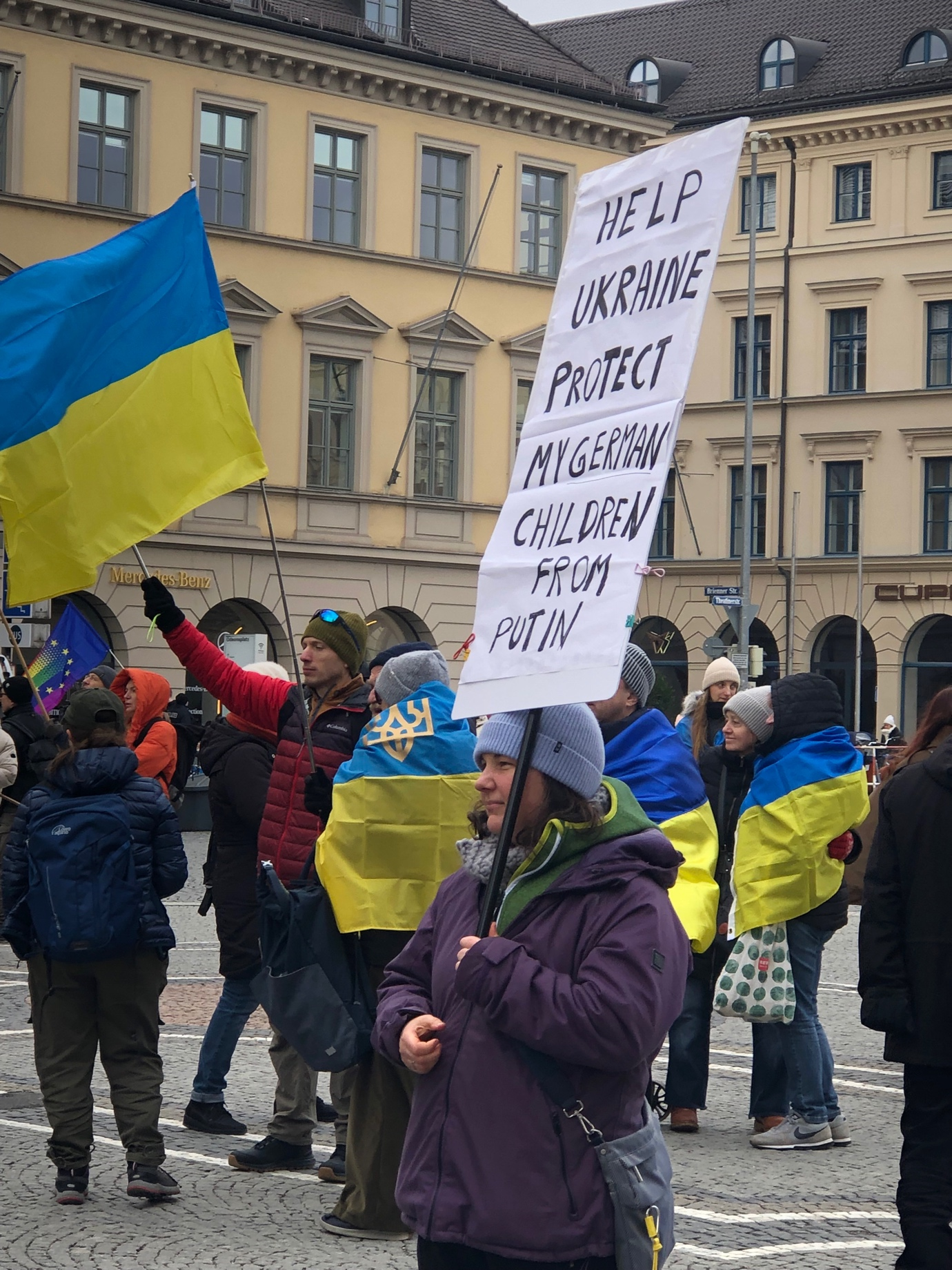 Між Європою і ордою — тільки синьо-жовтий прапор. Українці вийшли на мітинг у Мюнхені