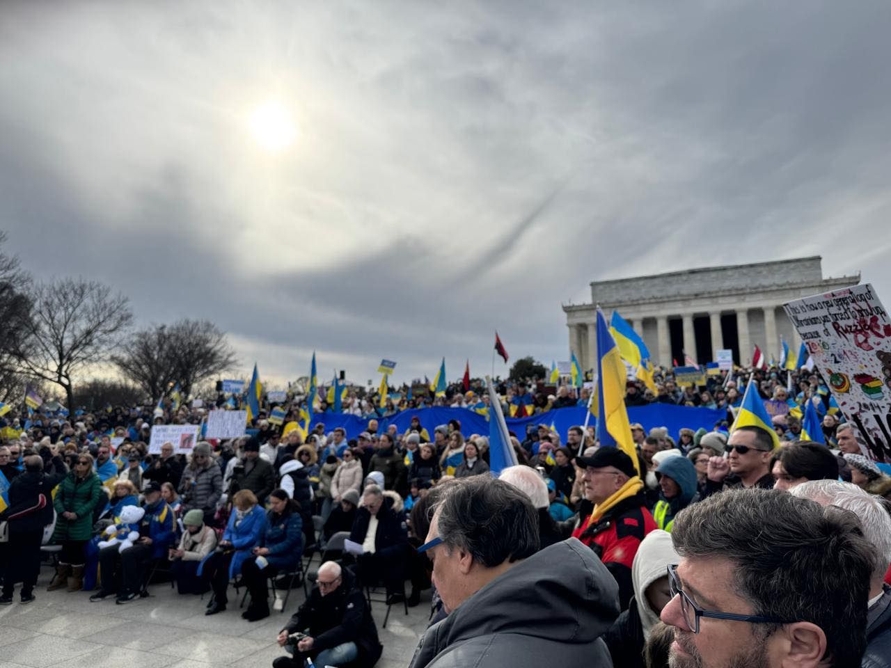 Біля Меморіалу Лінкольна у Вашингтоні пройшла акція на підтримку України, фото