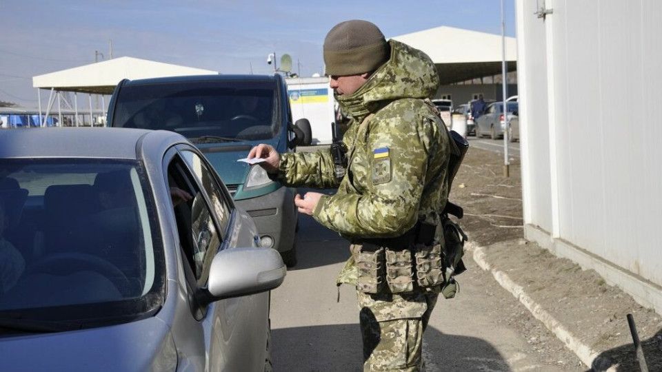 Мінкульт призупиняє виїзд за кордон журналістів та митців