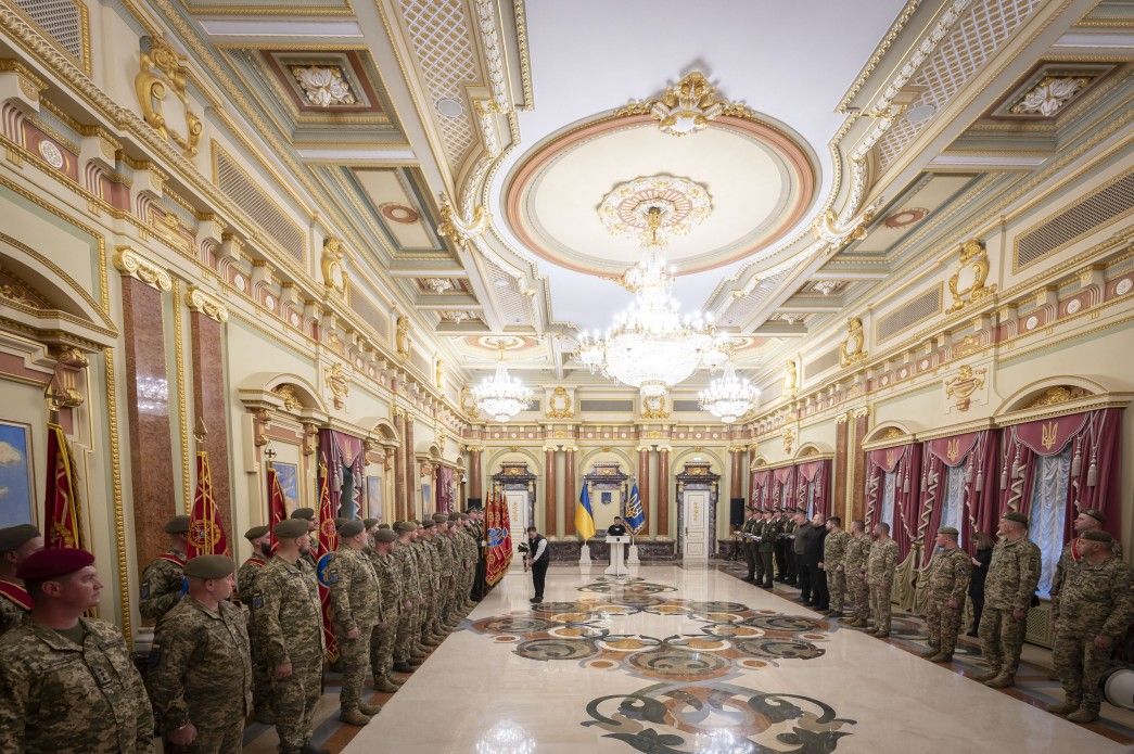Президент відзначив держнагородами воїнів-піхотинців, фото