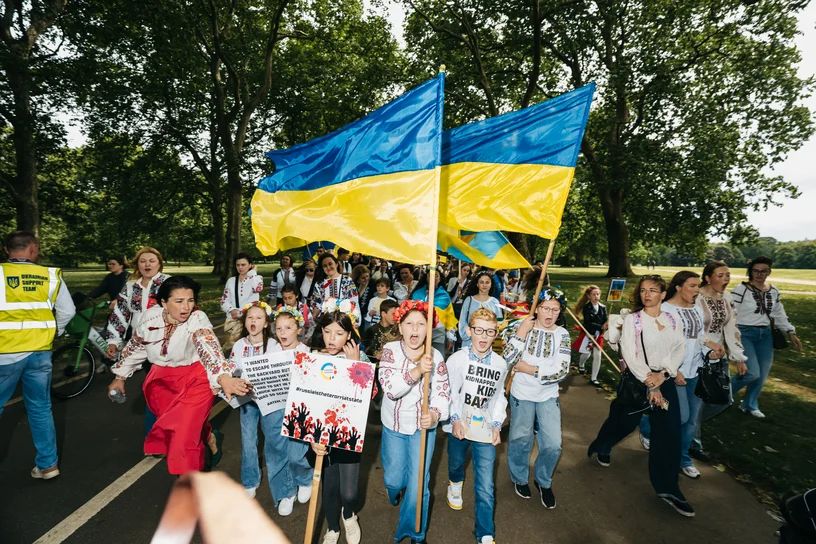 У Лондоні на підтримку викрадених українських дітей пройшов марш, фото