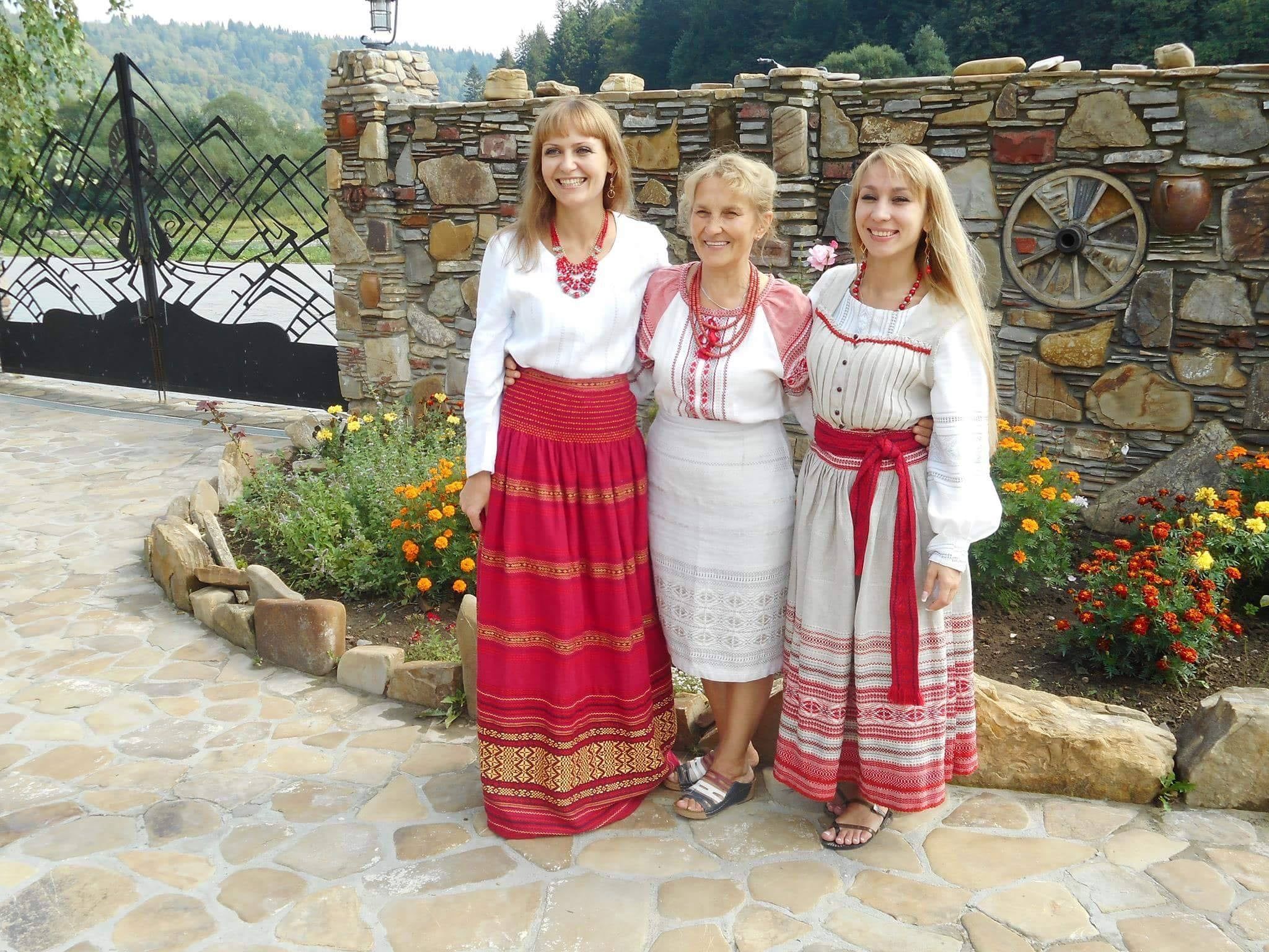 Родинне коло. Майстрині Олена та Анна Попови з Богуслава прикрашають світ своєю творчістю