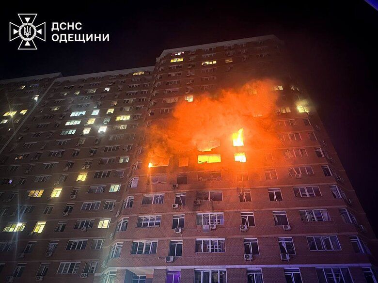 Росія вгатила по 21-поверховому житловому будинку в Одесі, багато жертв, фото