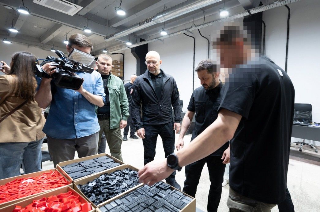1000 - на добу: Зеленський зустрівся з виробниками дронів-перехоплювачів, фото
