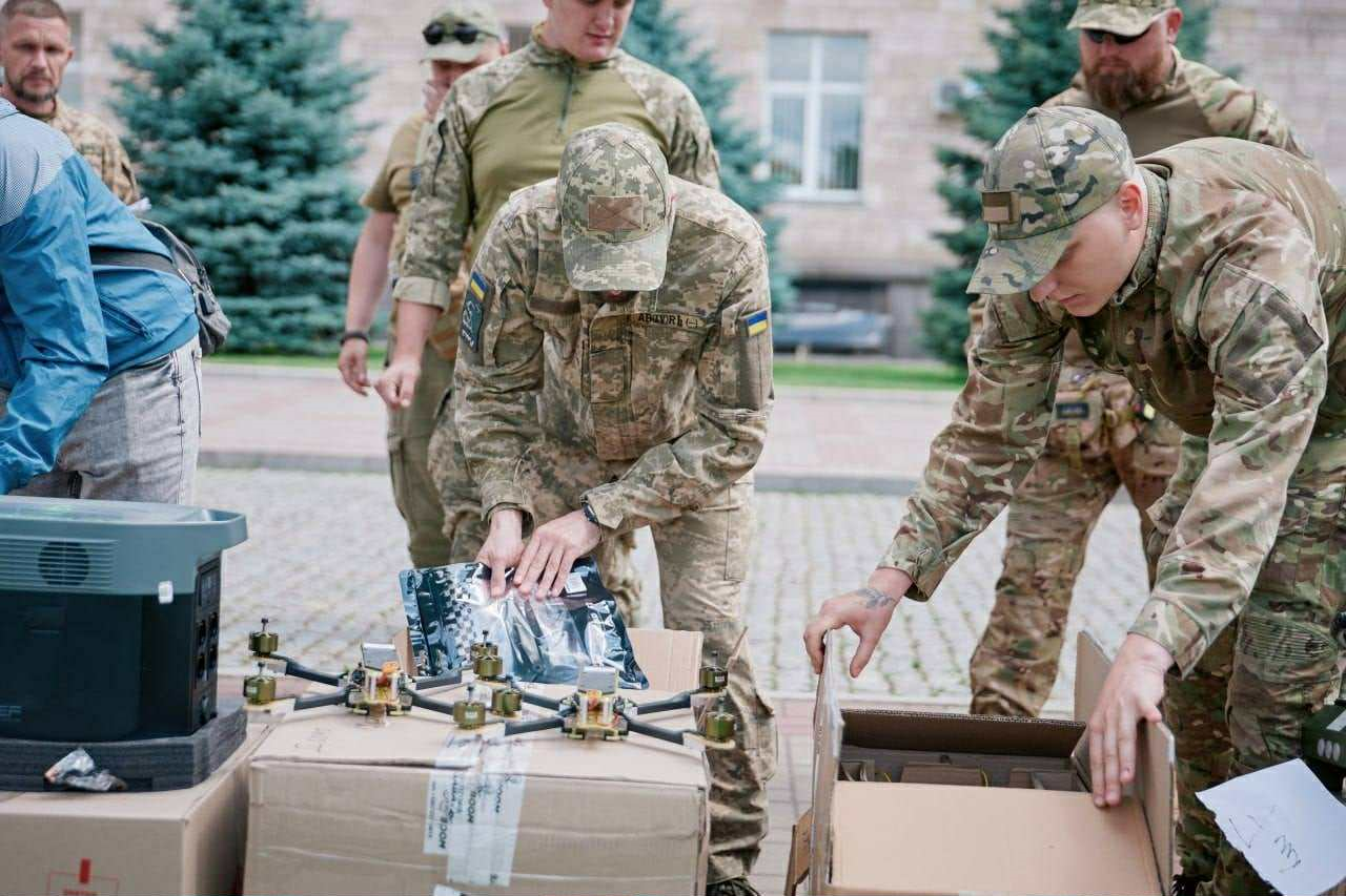 І «добрі» дрони на додачу. Черкащани передали на фронт технічну допомогу на понад 6 мільйонів
