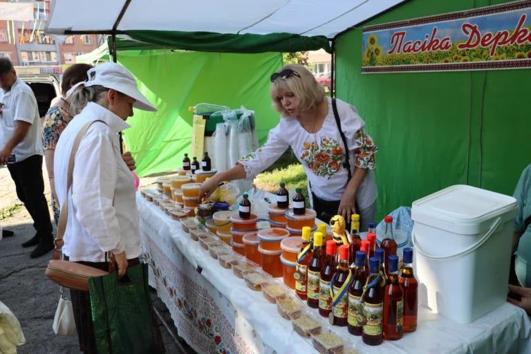 Вибирай: мед на всі смаки.