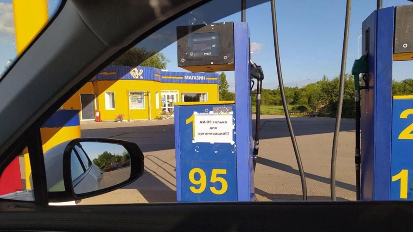 Догосподарювалися: в Криму та Забайкаллі почали продавати бензин по талонах