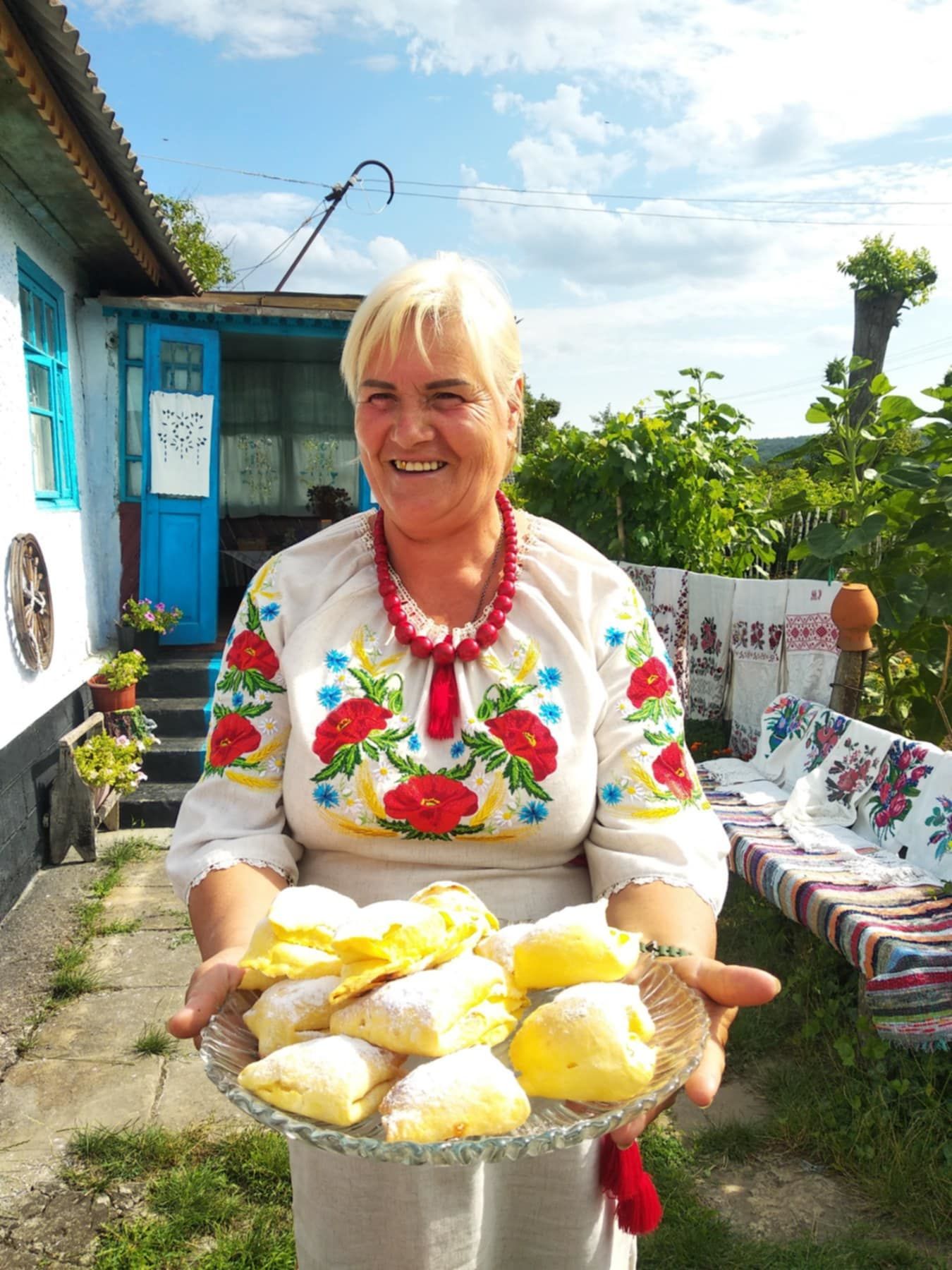 Пані Родійка Ясинецька радо зустрічає туристів.